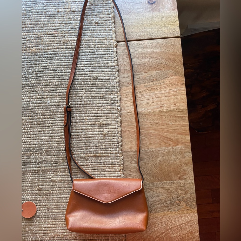 Universal thread small cross body bag